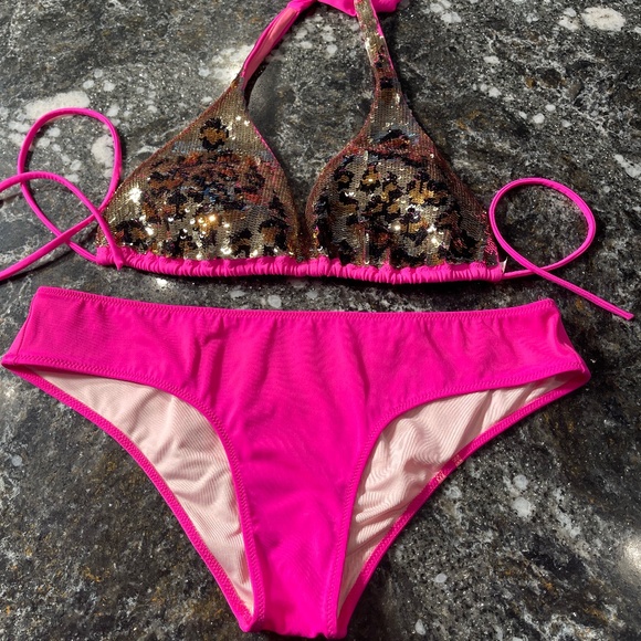 Victoria’s secret’s bikini triangle halter top L and bottoms M - Picture 1 of 10